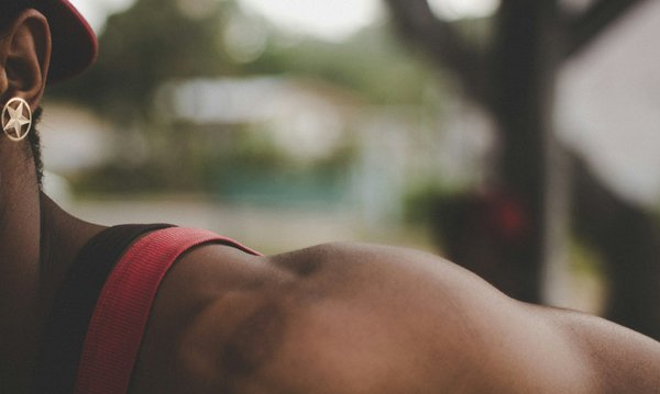 Quels sont les exercices spécifiques pour améliorer la puissance des épaules pour les tirs en suspension?